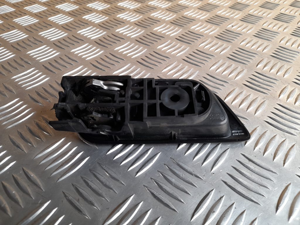 Salona durvju rokturis, aizmugures kreisais priekš MAZDA 6 2008 2 Salona durvju rokturis, aizmugures kreisais priekš MAZDA 6 2008