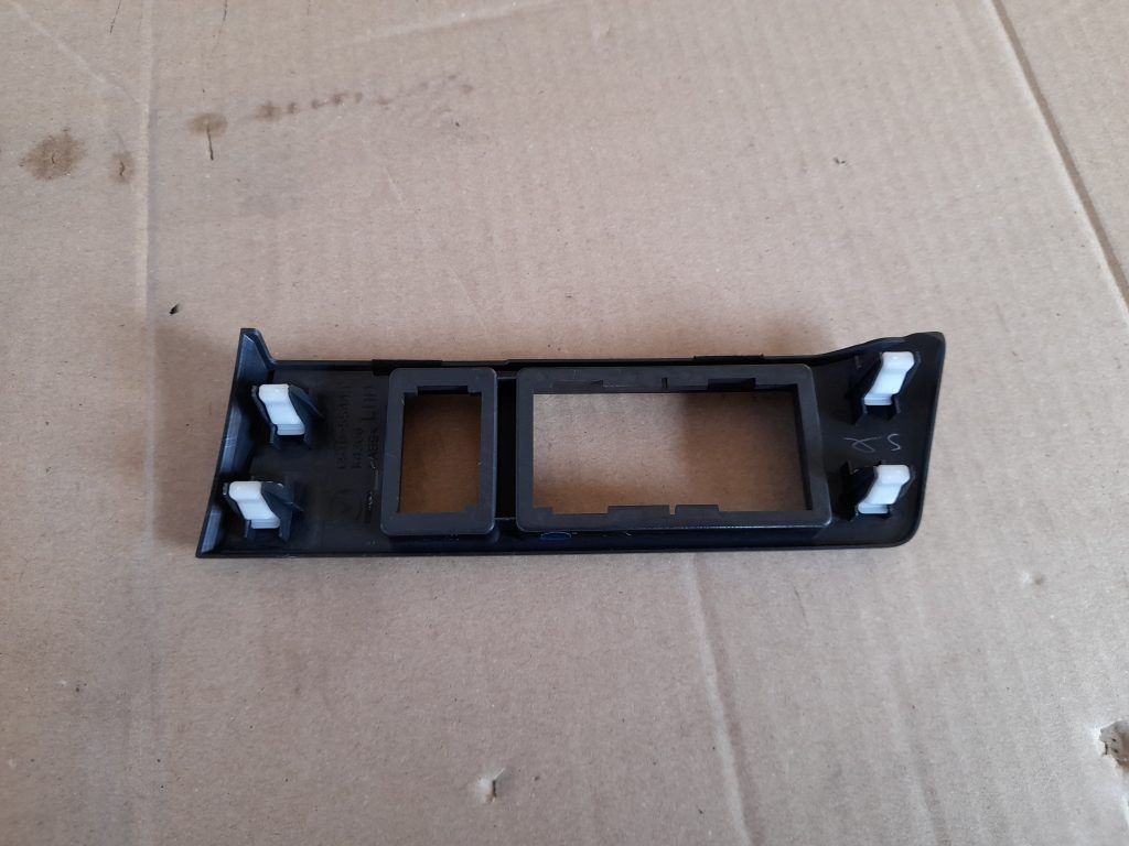 Mērinstrumentu paneļa dekoratīvā uzlika priekš MAZDA 6 2008 2 Mērinstrumentu paneļa dekoratīvā uzlika priekš MAZDA 6 2008