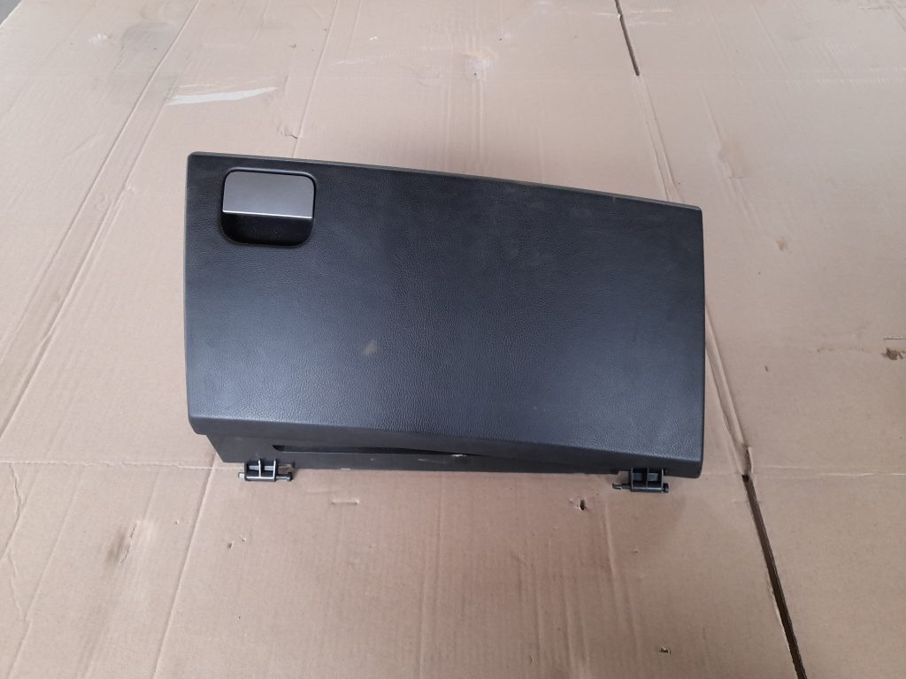 Mantu glabāšanas nodalījums pasažiera pusē priekš RANGE ROVER SPORT 2007 1 Mantu glabāšanas nodalījums pasažiera pusē priekš RANGE ROVER SPORT 2007