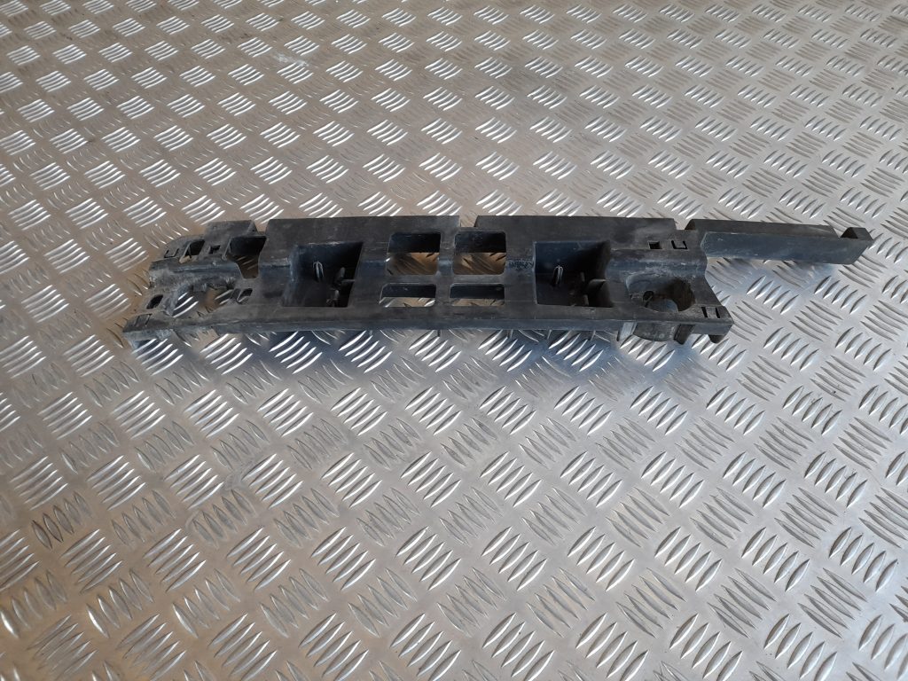 Aizmugurējā spārna un bufera stiprinājums priekš RANGE ROVER SPORT 2007 1 Aizmugurējā spārna un bufera stiprinājums priekš RANGE ROVER SPORT 2007