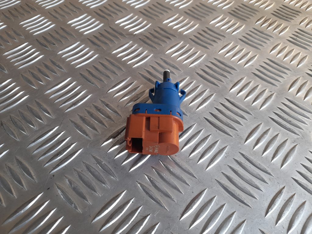 Bremžu signāla slēdzis priekš RANGE ROVER SPORT 2007 1 Bremžu signāla slēdzis priekš RANGE ROVER SPORT 2007