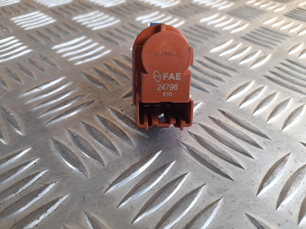 Bremžu signāla slēdzis priekš RANGE ROVER SPORT 2007 2 Bremžu signāla slēdzis priekš RANGE ROVER SPORT 2007