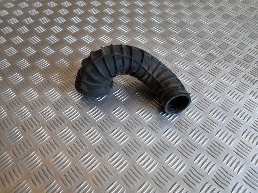 Gaisa filtra korpusa caurule priekš VOLVO V70 2003 SILVER 1 Gaisa filtra korpusa caurule priekš VOLVO V70 2003 SILVER