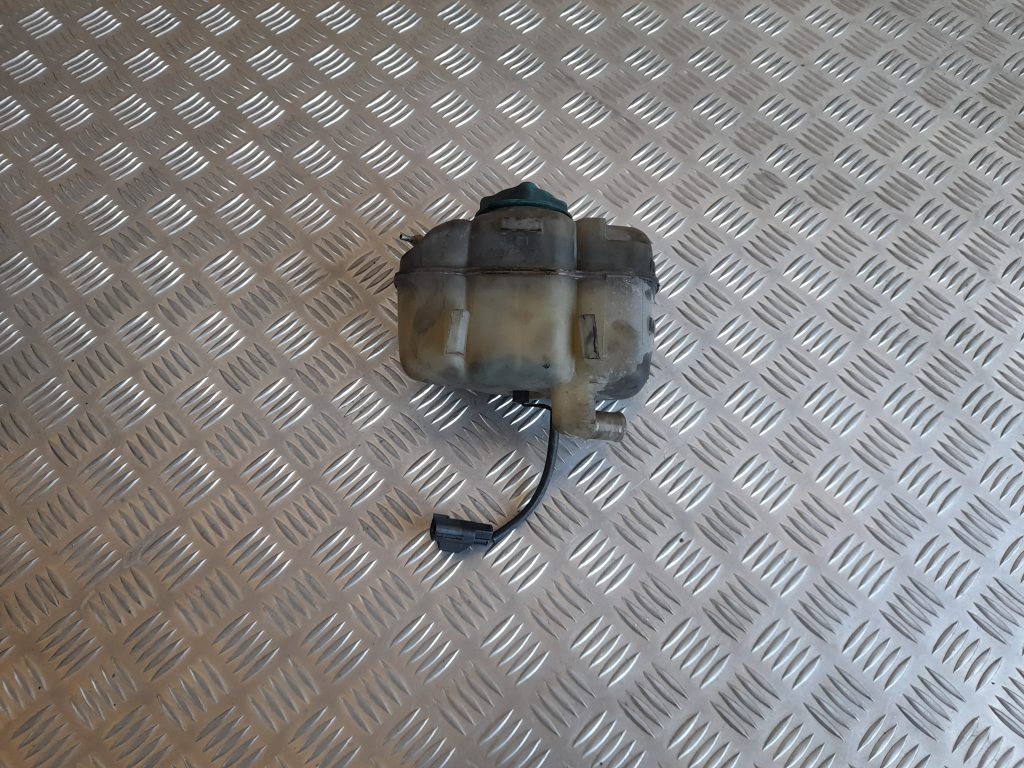 Dzesēšanas šķidruma tvertne priekš VOLVO V70 2003 SILVER 1 Dzesēšanas šķidruma tvertne priekš VOLVO V70 2003 SILVER