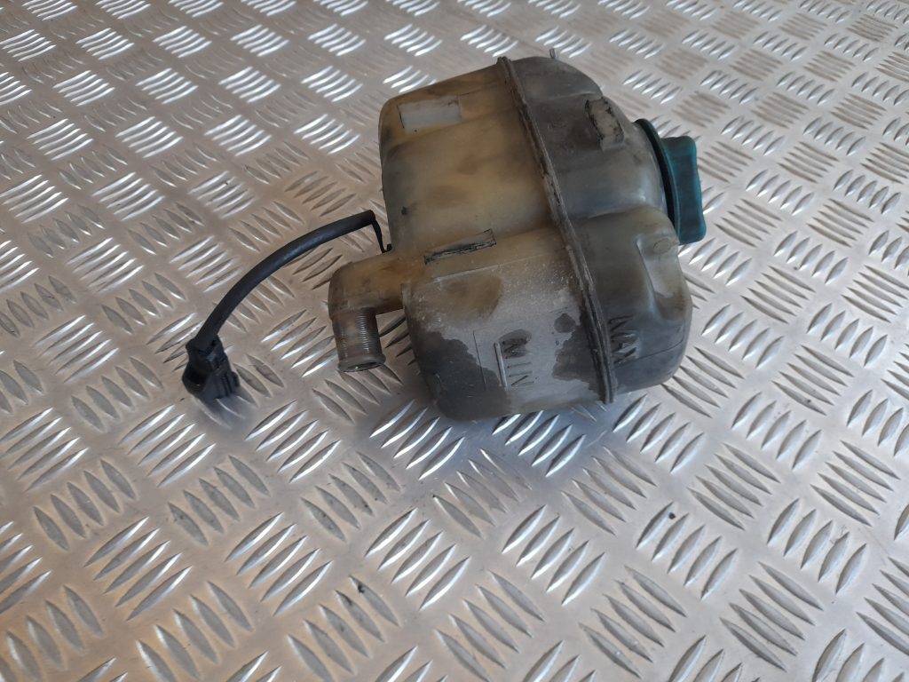 Dzesēšanas šķidruma tvertne priekš VOLVO V70 2003 SILVER 2 Dzesēšanas šķidruma tvertne priekš VOLVO V70 2003 SILVER