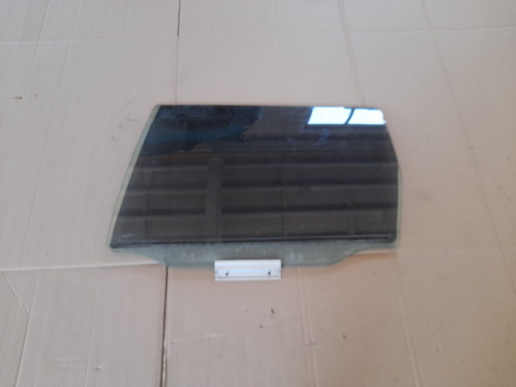 Aizmugurējo kreiso durvju stikls priekš VOLVO V70 2003 SILVER 1 Aizmugurējo kreiso durvju stikls priekš VOLVO V70 2003 SILVER