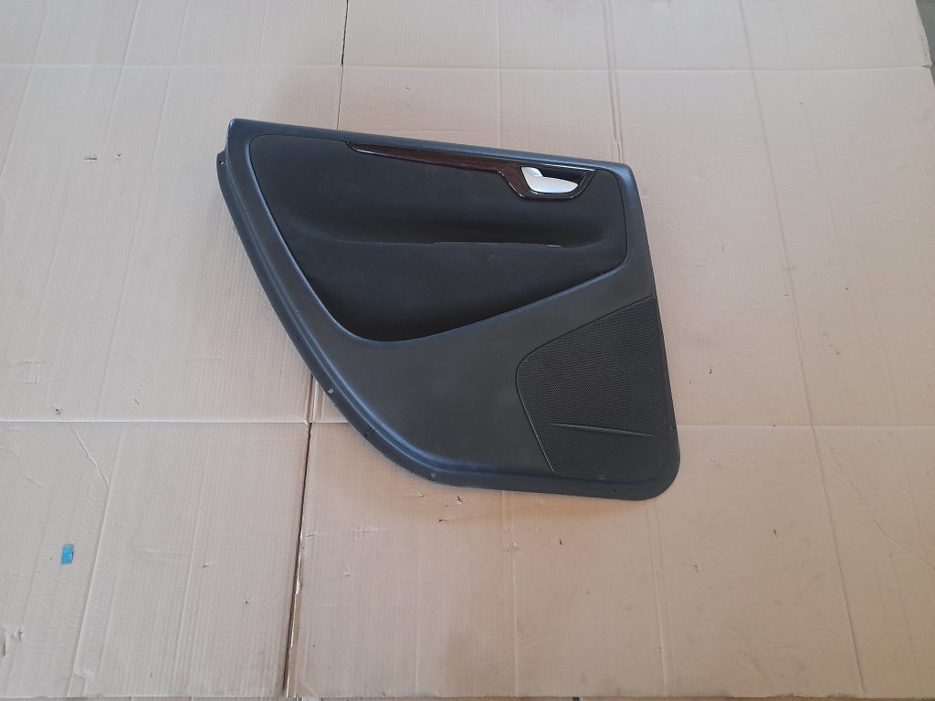 Aizmugurējo kreiso durvju apdare priekš VOLVO V70 2003 SILVER 1 Aizmugurējo kreiso durvju apdare priekš VOLVO V70 2003 SILVER