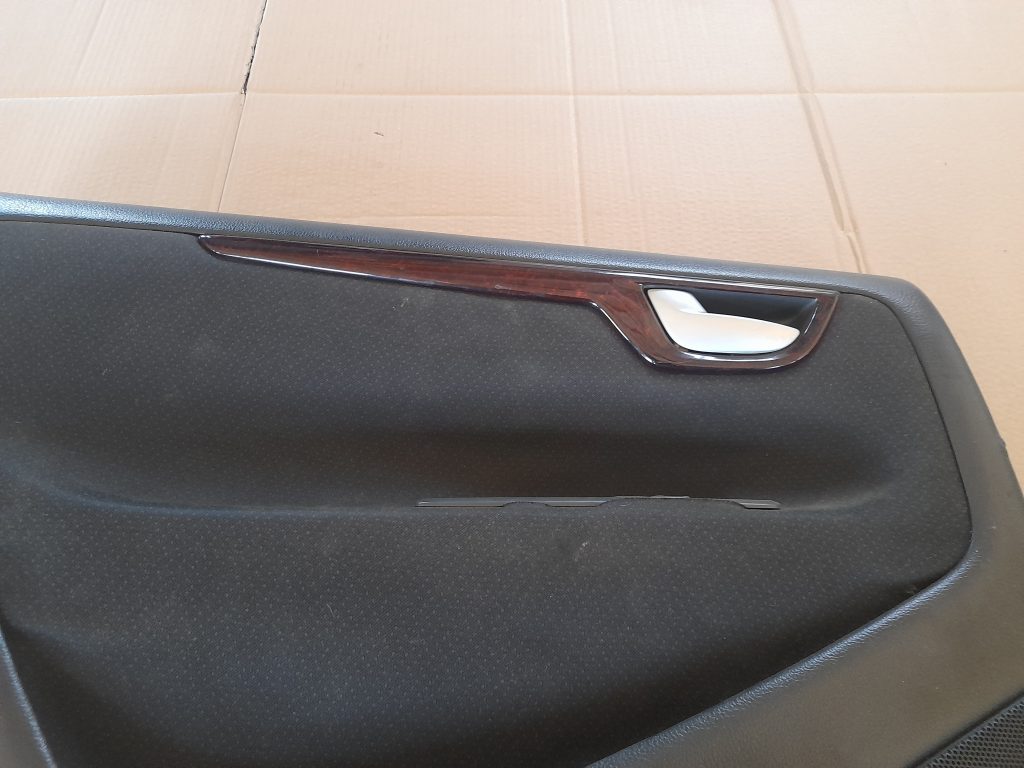 Aizmugurējo kreiso durvju apdare priekš VOLVO V70 2003 SILVER 4 Aizmugurējo kreiso durvju apdare priekš VOLVO V70 2003 SILVER