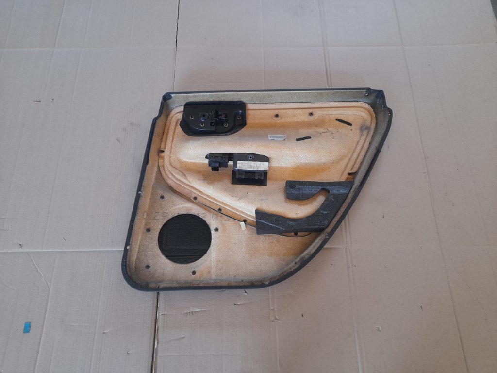 Aizmugurējo kreiso durvju apdare priekš VOLVO V70 2003 SILVER 2 Aizmugurējo kreiso durvju apdare priekš VOLVO V70 2003 SILVER