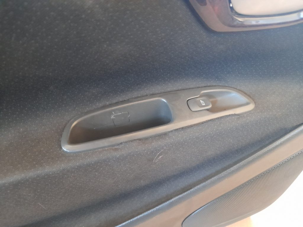 Aizmugurējo kreiso durvju apdare priekš VOLVO V70 2003 SILVER 3 Aizmugurējo kreiso durvju apdare priekš VOLVO V70 2003 SILVER