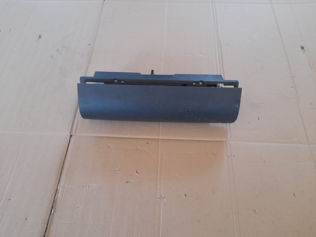 Mantu glabāšanas nodalījums pasažiera pusē priekš VOLVO V70 2003 SILVER 1 Mantu glabāšanas nodalījums pasažiera pusē priekš VOLVO V70 2003 SILVER