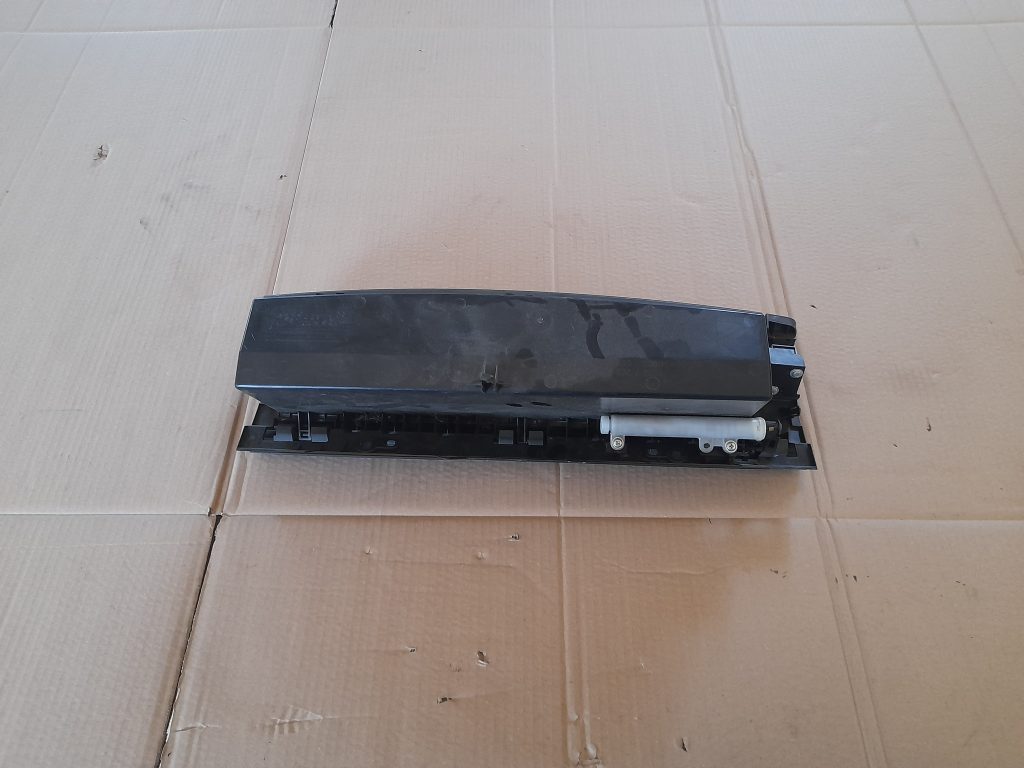 Mantu glabāšanas nodalījums pasažiera pusē priekš VOLVO V70 2003 SILVER 2 Mantu glabāšanas nodalījums pasažiera pusē priekš VOLVO V70 2003 SILVER