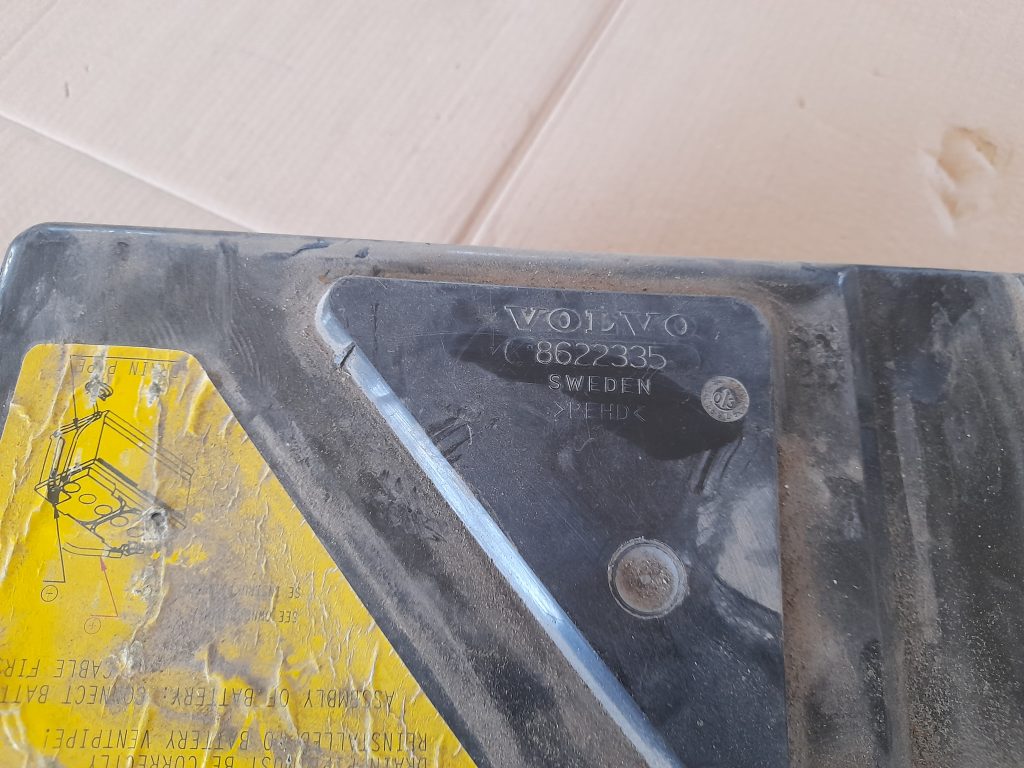 Akumulatora vāks priekš VOLVO V70 2003 SILVER 2 Akumulatora vāks priekš VOLVO V70 2003 SILVER