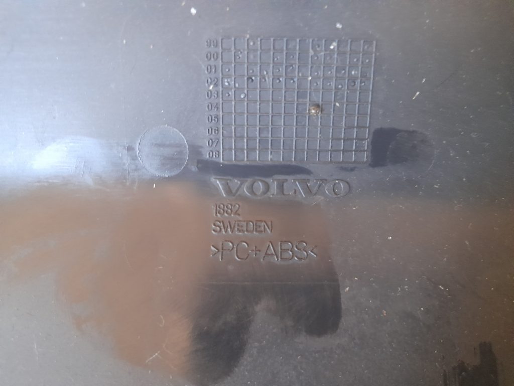 Bagāžnieka vāka apdare priekš VOLVO V70 2003 SILVER 2 Bagāžnieka vāka apdare priekš VOLVO V70 2003 SILVER
