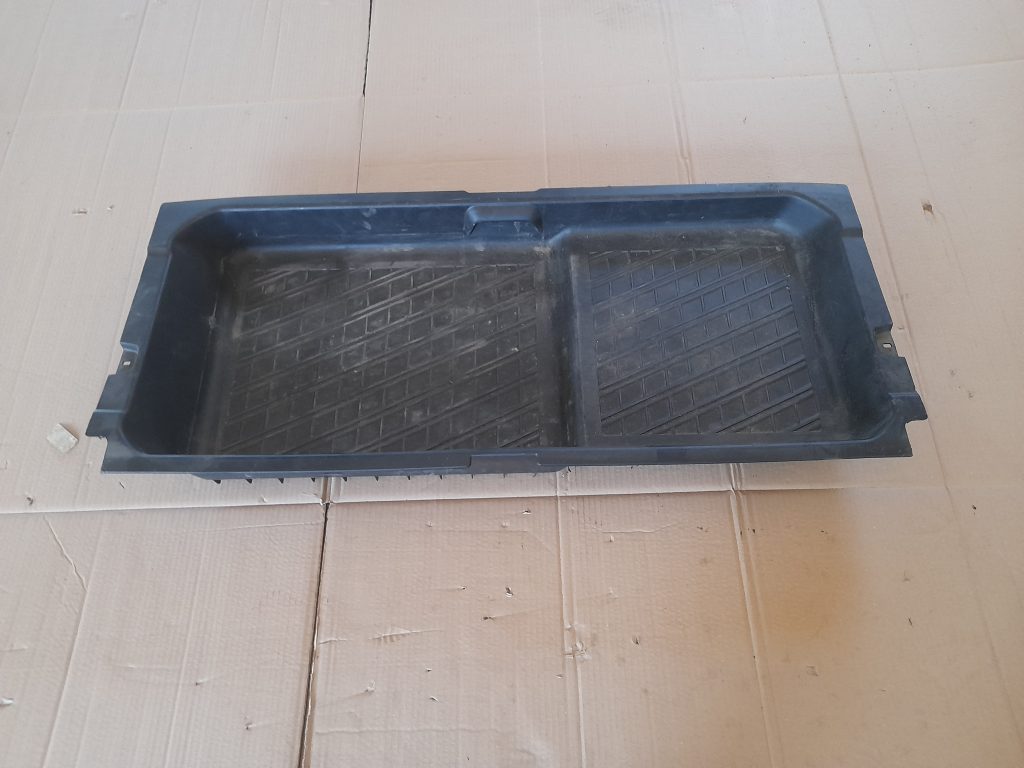 Bagāžnieka nodalījuma instrumentu ieliktnis priekš VOLVO V70 2003 SILVER 1 Bagāžnieka nodalījuma instrumentu ieliktnis priekš VOLVO V70 2003 SILVER