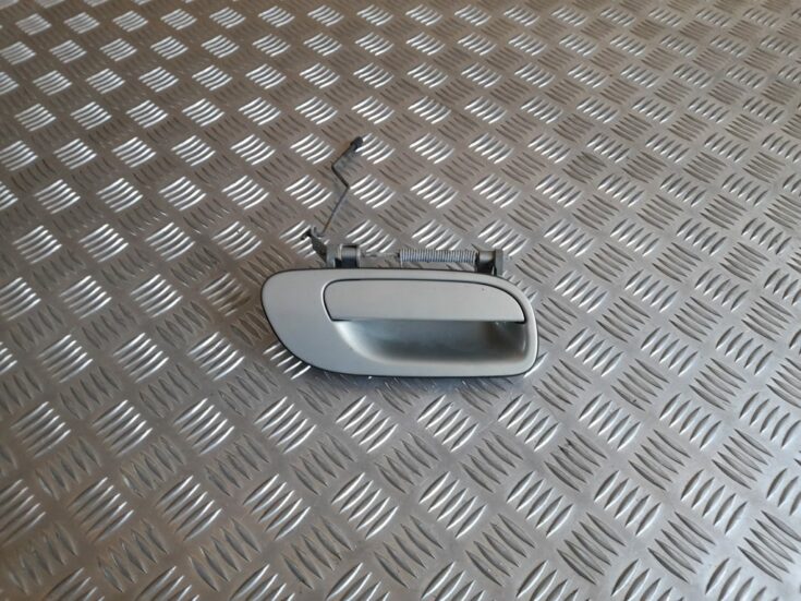 Priekšējāis labais durvju rokturis priekš VOLVO V70 2003 SILVER