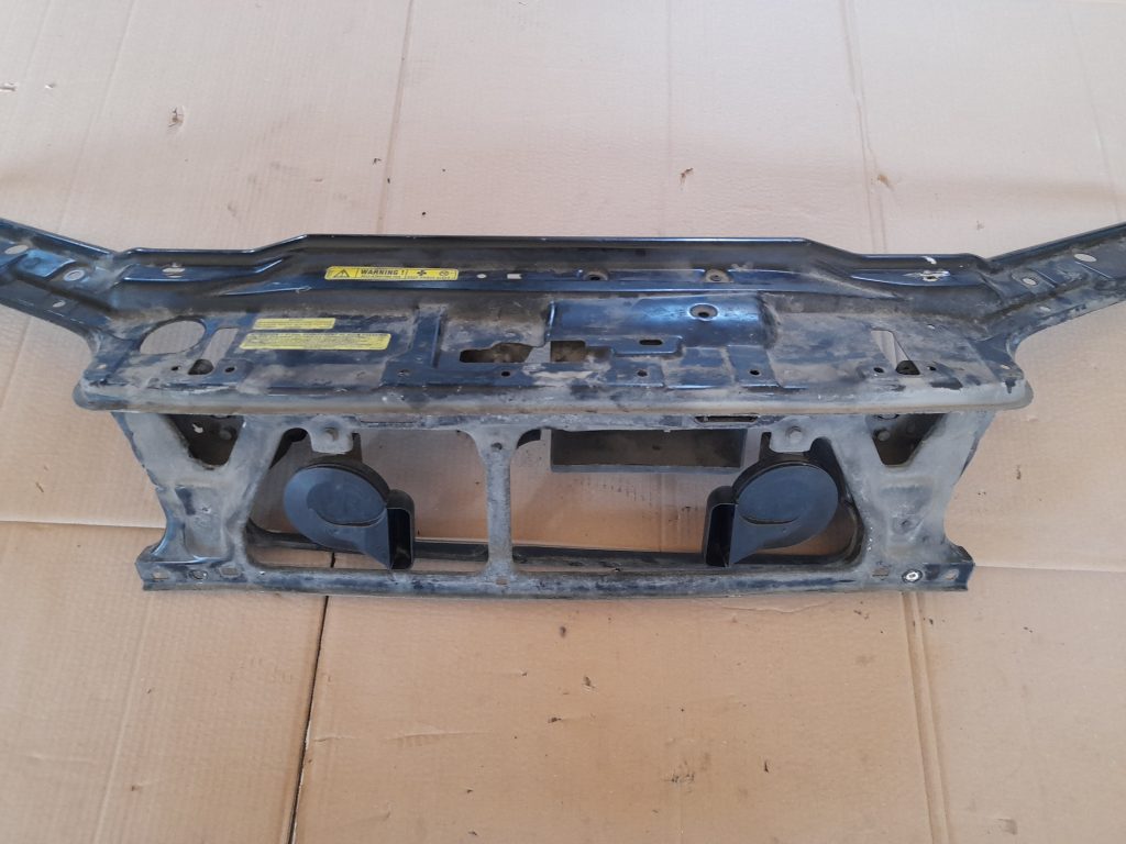 Priekšējā radiatora rāmja augšēja daļa priekš VOLVO V70 2003 SILVER 4 Priekšējā radiatora rāmja augšēja daļa priekš VOLVO V70 2003 SILVER