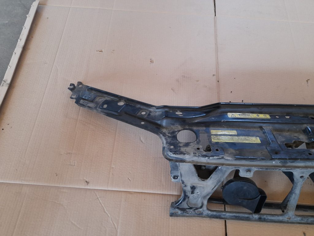 Priekšējā radiatora rāmja augšēja daļa priekš VOLVO V70 2003 SILVER 3 Priekšējā radiatora rāmja augšēja daļa priekš VOLVO V70 2003 SILVER