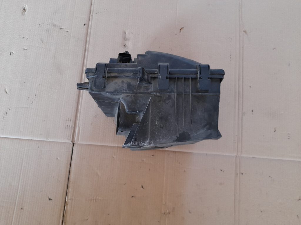 Gaisa filtra korpuss priekš VOLVO V70 2003 SILVER 3 Gaisa filtra korpuss priekš VOLVO V70 2003 SILVER