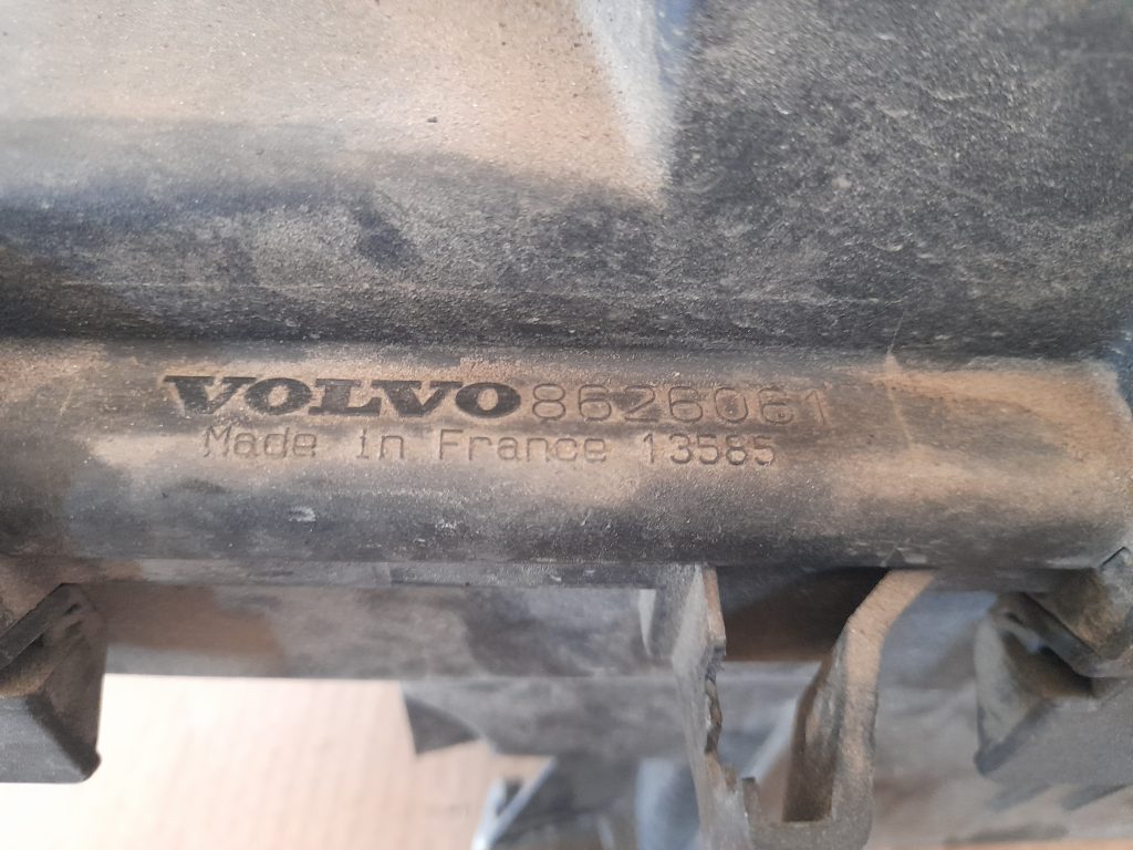 Gaisa filtra korpuss priekš VOLVO V70 2003 SILVER 4 Gaisa filtra korpuss priekš VOLVO V70 2003 SILVER