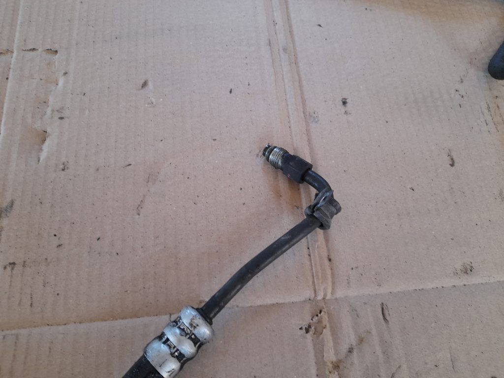 Gaisa kondicioniera galvenā caurule priekš VOLVO V70 2003 SILVER 2 Gaisa kondicioniera galvenā caurule priekš VOLVO V70 2003 SILVER