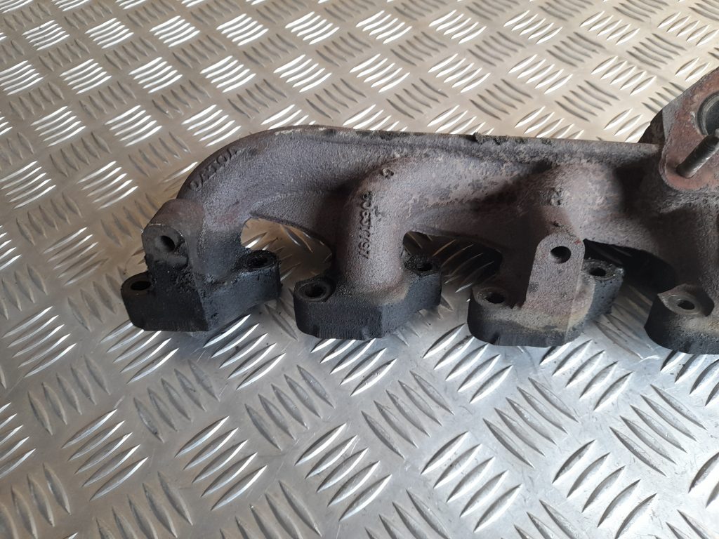 Izplūdes kolektors priekš VOLVO V70 2003 SILVER 2 Izplūdes kolektors priekš VOLVO V70 2003 SILVER