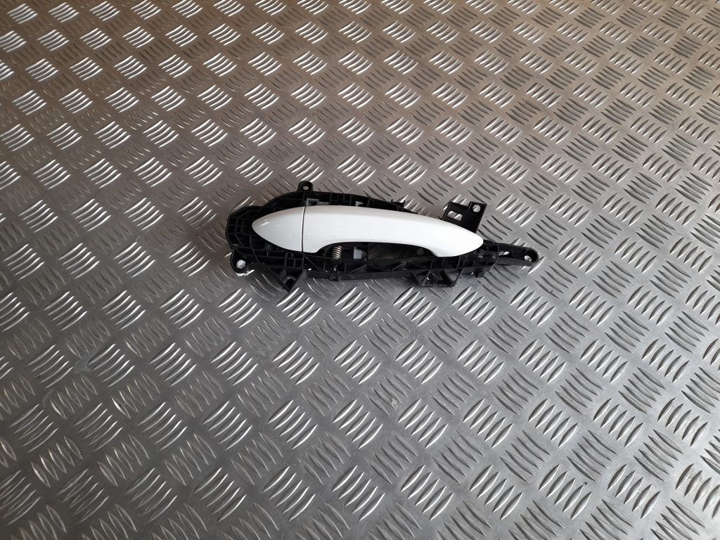 Priekšējāis kreisais durvju rokturis priekš OPEL ASTRA SPORT 2017 1 Priekšējāis kreisais durvju rokturis priekš OPEL ASTRA SPORT 2017