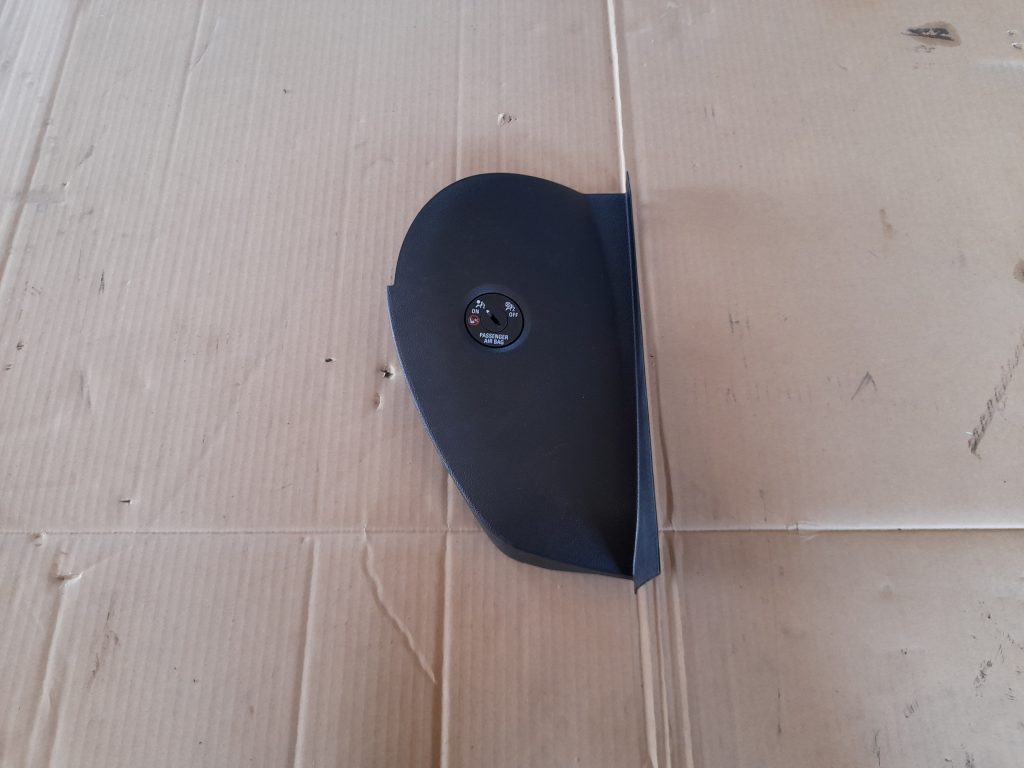 Mērinstrumentu paneļa sānu apdare priekš OPEL ASTRA SPORT 2017 1 Mērinstrumentu paneļa sānu apdare priekš OPEL ASTRA SPORT 2017