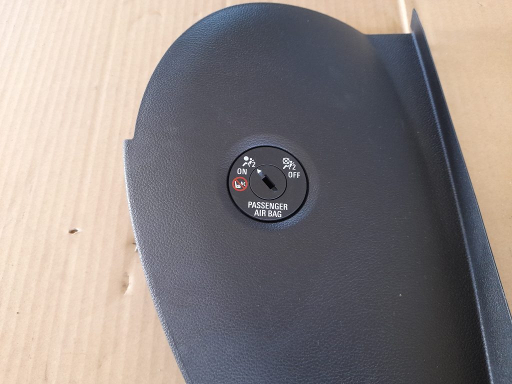 Mērinstrumentu paneļa sānu apdare priekš OPEL ASTRA SPORT 2017 2 Mērinstrumentu paneļa sānu apdare priekš OPEL ASTRA SPORT 2017