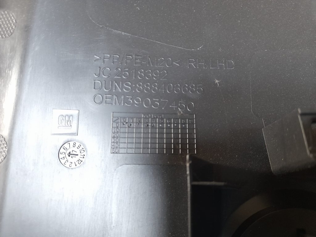 Mērinstrumentu paneļa sānu apdare priekš OPEL ASTRA SPORT 2017 3 Mērinstrumentu paneļa sānu apdare priekš OPEL ASTRA SPORT 2017