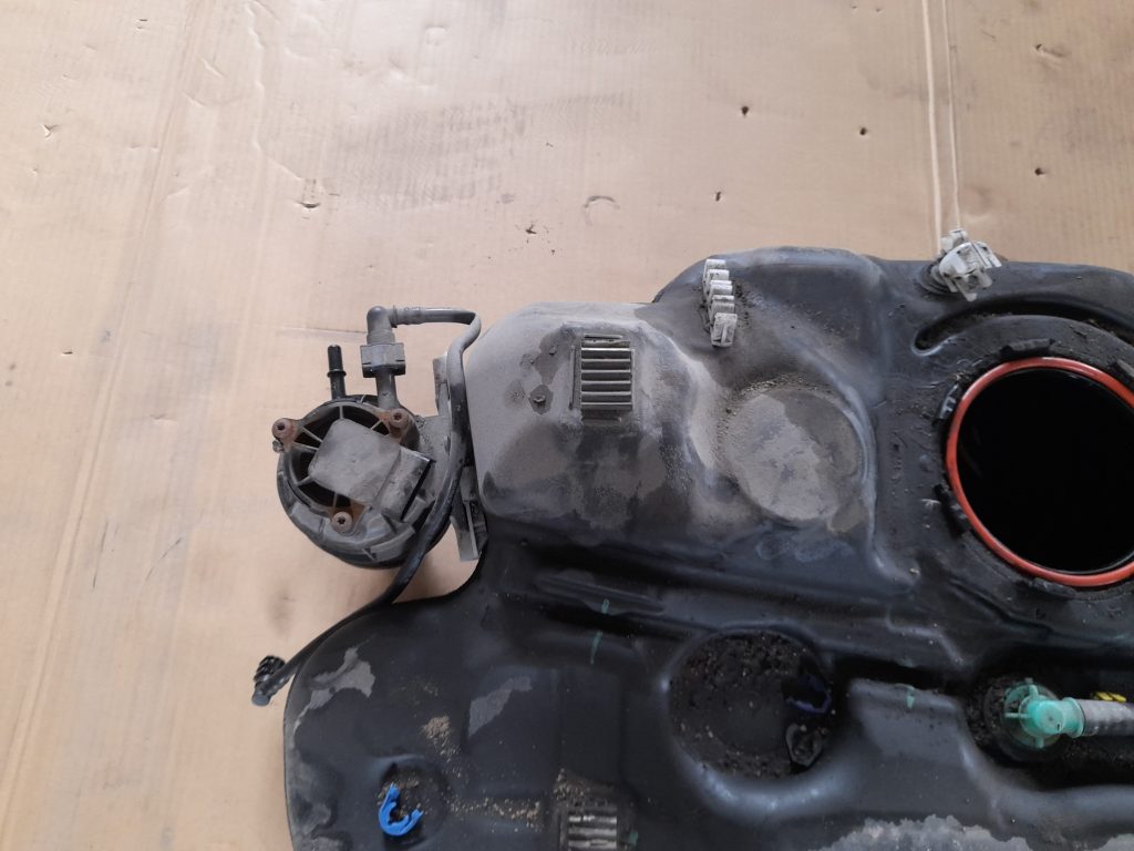 Degvielas tvertne priekš OPEL ASTRA SPORT 2017 2 Degvielas tvertne priekš OPEL ASTRA SPORT 2017