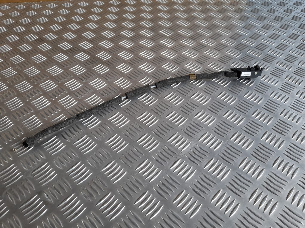 Mantu glabāšanas nodalījuma trose priekš VW PHAETON 2005 1 Mantu glabāšanas nodalījuma trose priekš VW PHAETON 2005