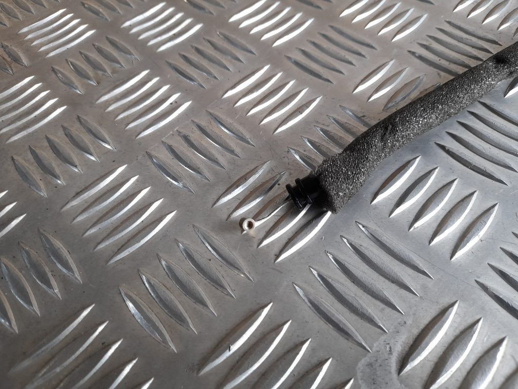 Mantu glabāšanas nodalījuma trose priekš VW PHAETON 2005 2 Mantu glabāšanas nodalījuma trose priekš VW PHAETON 2005