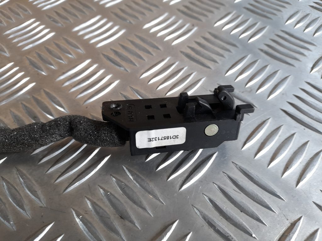 Mantu glabāšanas nodalījuma trose priekš VW PHAETON 2005 3 Mantu glabāšanas nodalījuma trose priekš VW PHAETON 2005