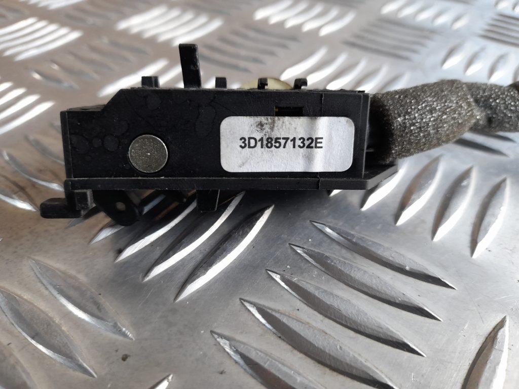 Mantu glabāšanas nodalījuma trose priekš VW PHAETON 2005 4 Mantu glabāšanas nodalījuma trose priekš VW PHAETON 2005