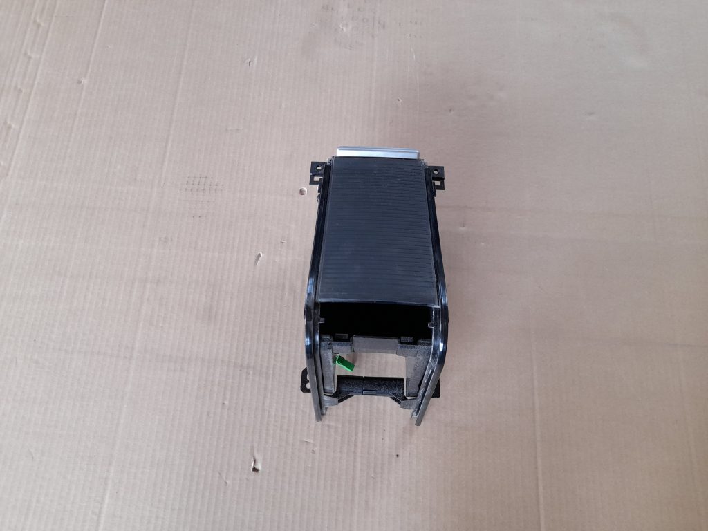 Centrālās konsoles nodalījums priekš VOLVO XC60 2009 1 Centrālās konsoles nodalījums priekš VOLVO XC60 2009