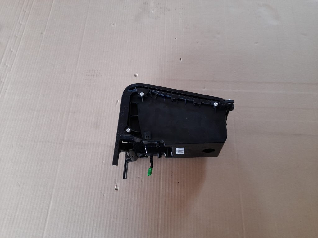 Centrālās konsoles nodalījums priekš VOLVO XC60 2009 2 Centrālās konsoles nodalījums priekš VOLVO XC60 2009