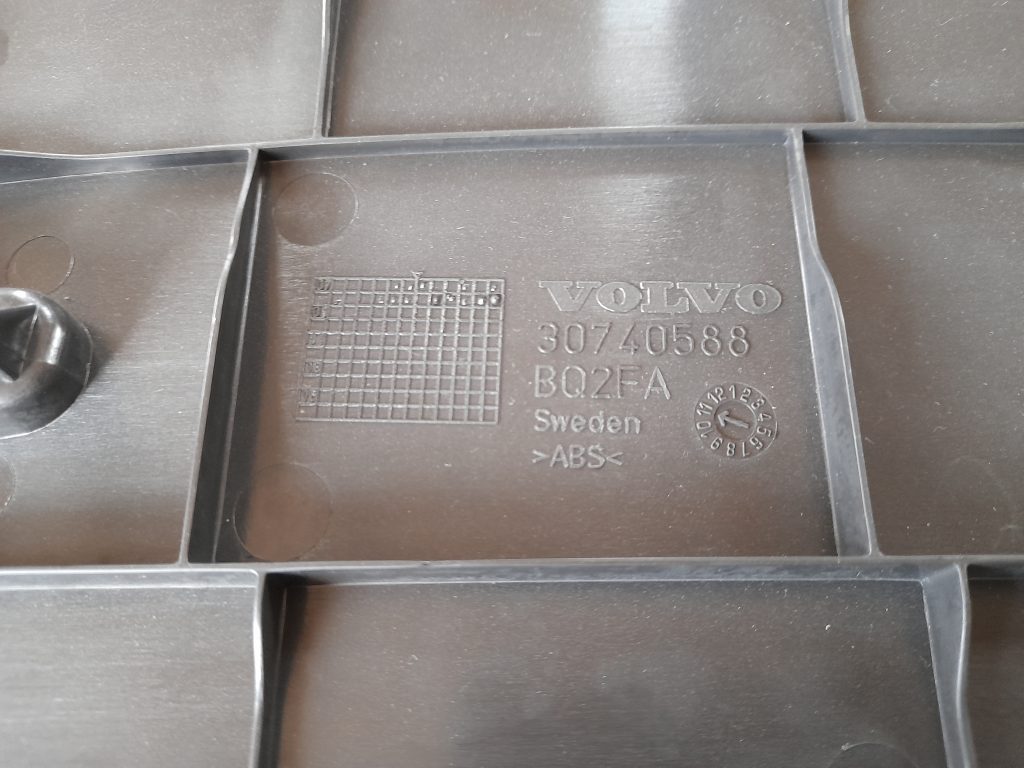 Bagāžnieka nodalījuma griestu uzlika priekš VOLVO XC60 2009 2 Bagāžnieka nodalījuma griestu uzlika priekš VOLVO XC60 2009