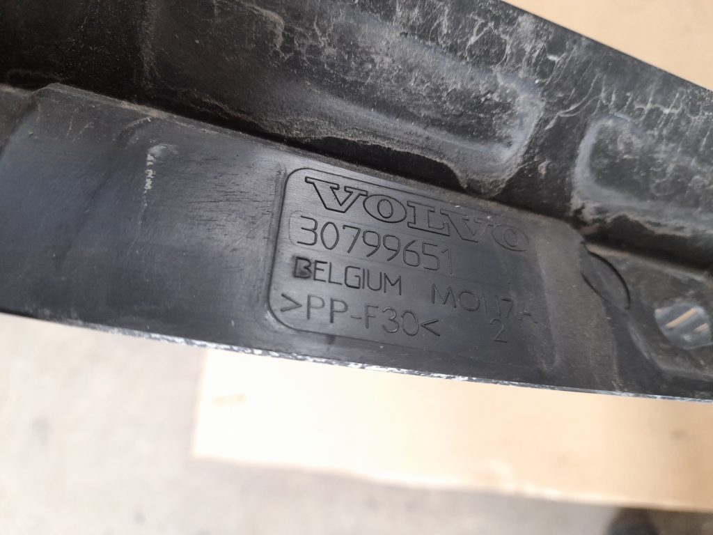 Vējstikla uzlikas (deflektora) režģis priekš VOLVO XC60 2009 2 Vējstikla uzlikas (deflektora) režģis priekš VOLVO XC60 2009