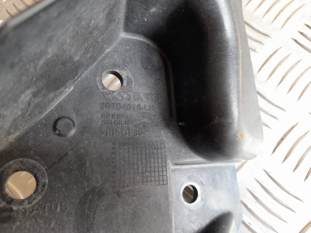 Priekšējā spārna un bufera stiprinājums priekš VOLVO XC60 2009 2 Priekšējā spārna un bufera stiprinājums priekš VOLVO XC60 2009