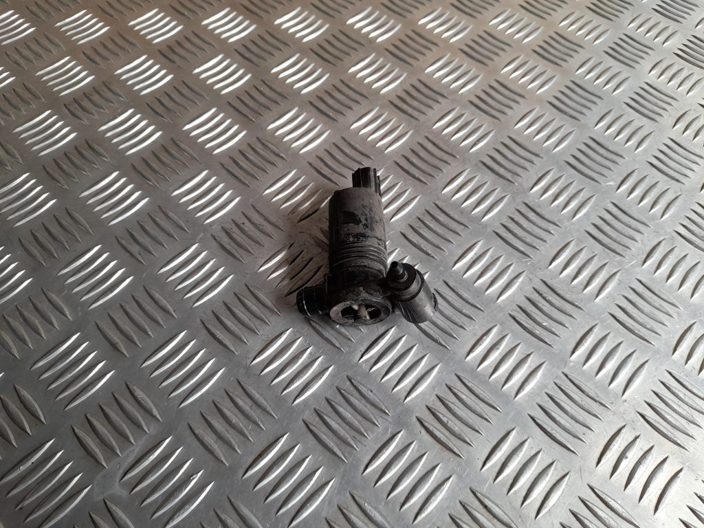 Mazgātāja šķidruma sūknis priekš VOLVO XC60 2009 1 Mazgātāja šķidruma sūknis priekš VOLVO XC60 2009