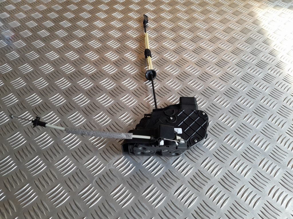 Aizmugurējo labo durvju slēdzene priekš VOLVO XC60 2009 1 Aizmugurējo labo durvju slēdzene priekš VOLVO XC60 2009