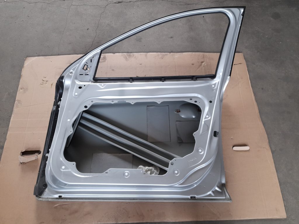 Priekšējās labās durvis priekš VOLVO XC60 2009 4 Priekšējās labās durvis priekš VOLVO XC60 2009