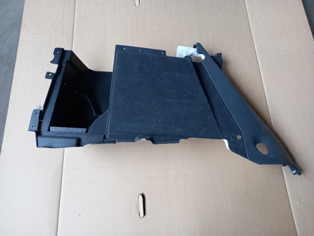 Bagāžnieka nodalījuma sānu apdare priekš VW TOUAREG 2007 1 Bagāžnieka nodalījuma sānu apdare priekš VW TOUAREG 2007