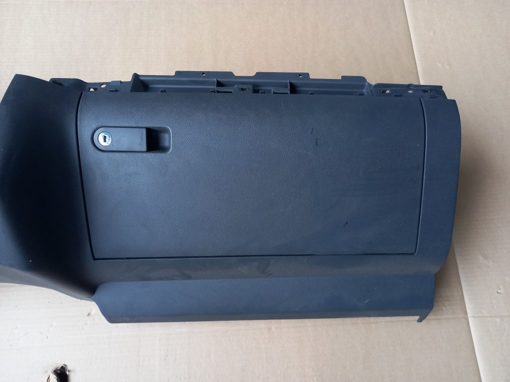 Mantu glabāšanas nodalījums pasažiera pusē priekš VW TOUAREG 2007 3 Mantu glabāšanas nodalījums pasažiera pusē priekš VW TOUAREG 2007