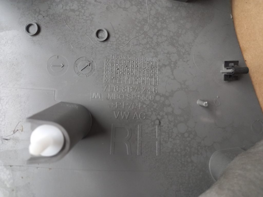 Bagažnieka nodalījuma statnes apdare priekš VW TOUAREG 2007 2 Bagažnieka nodalījuma statnes apdare priekš VW TOUAREG 2007