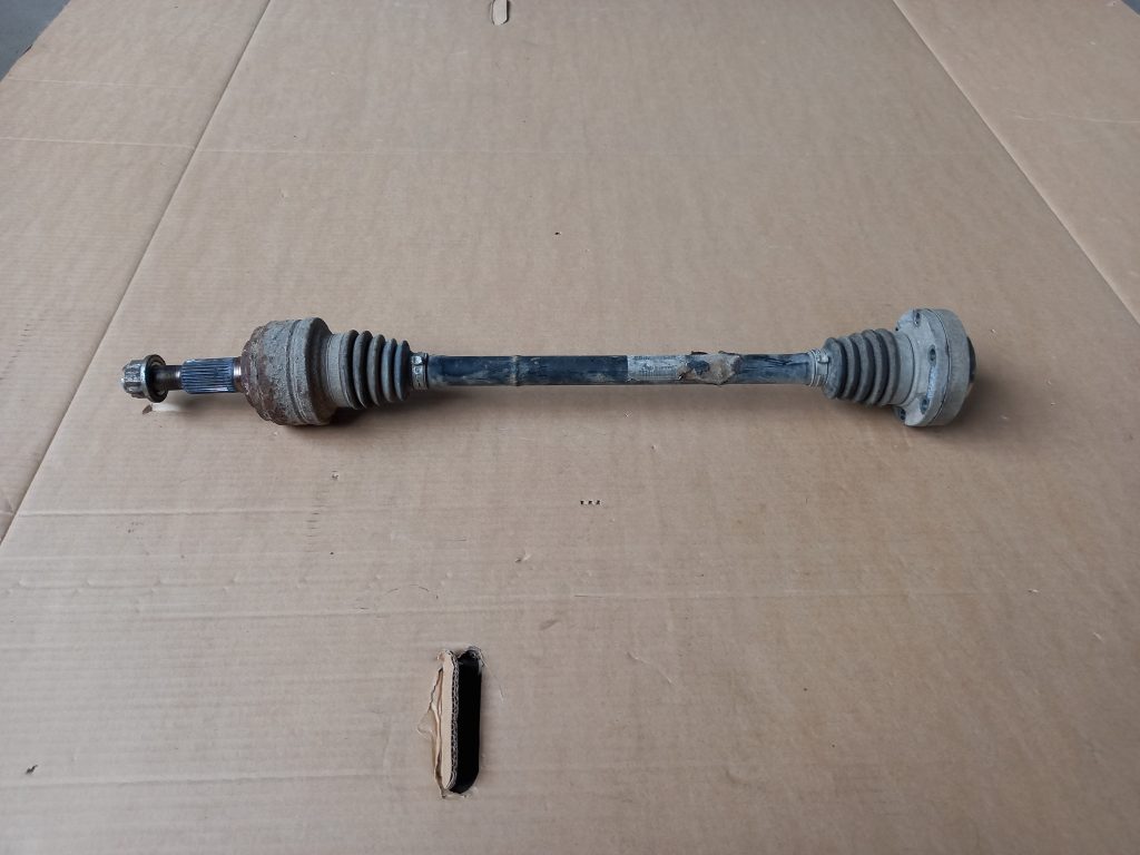 Pusass aizmugurē priekš VW TOUAREG 2007 1 Pusass aizmugurē priekš VW TOUAREG 2007