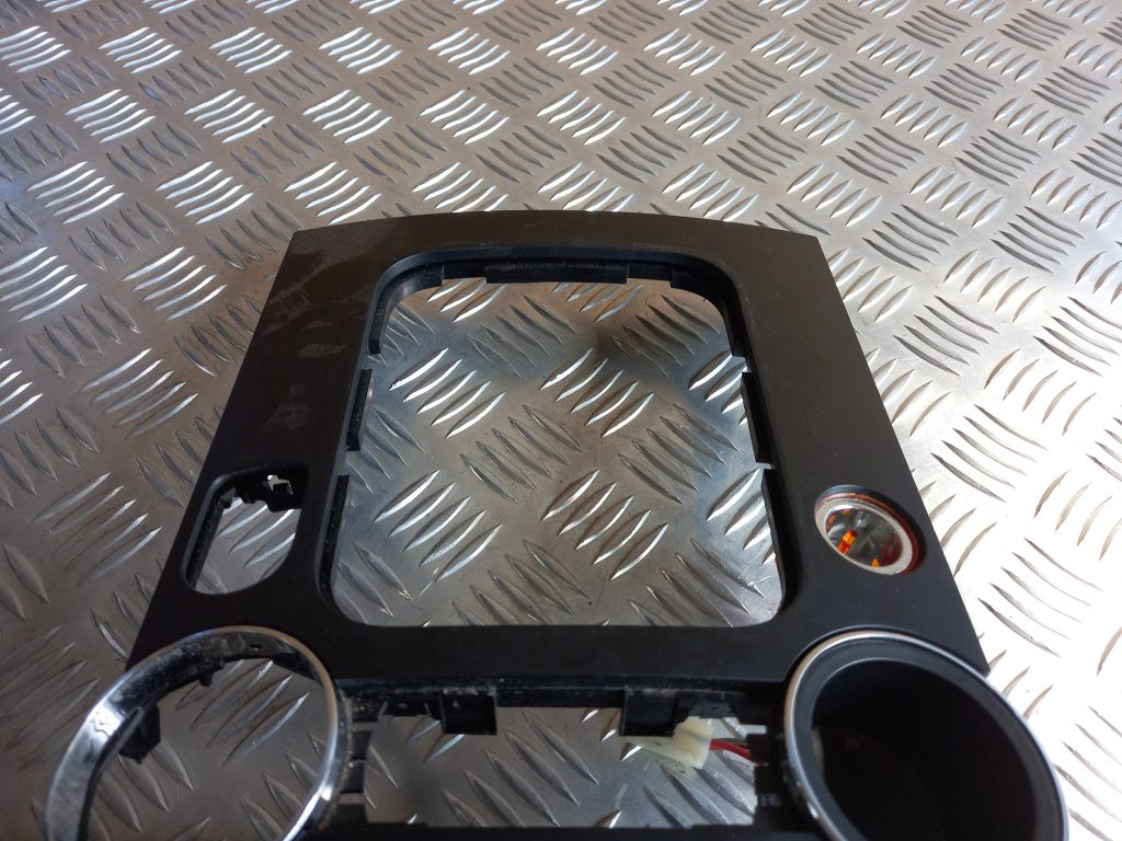 Krūzes turētājs priekš VW TOUAREG 2007 2 Krūzes turētājs priekš VW TOUAREG 2007