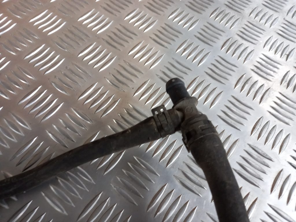 Gumijas šļūtene priekš VW TOUAREG 2007 4 Gumijas šļūtene priekš VW TOUAREG 2007