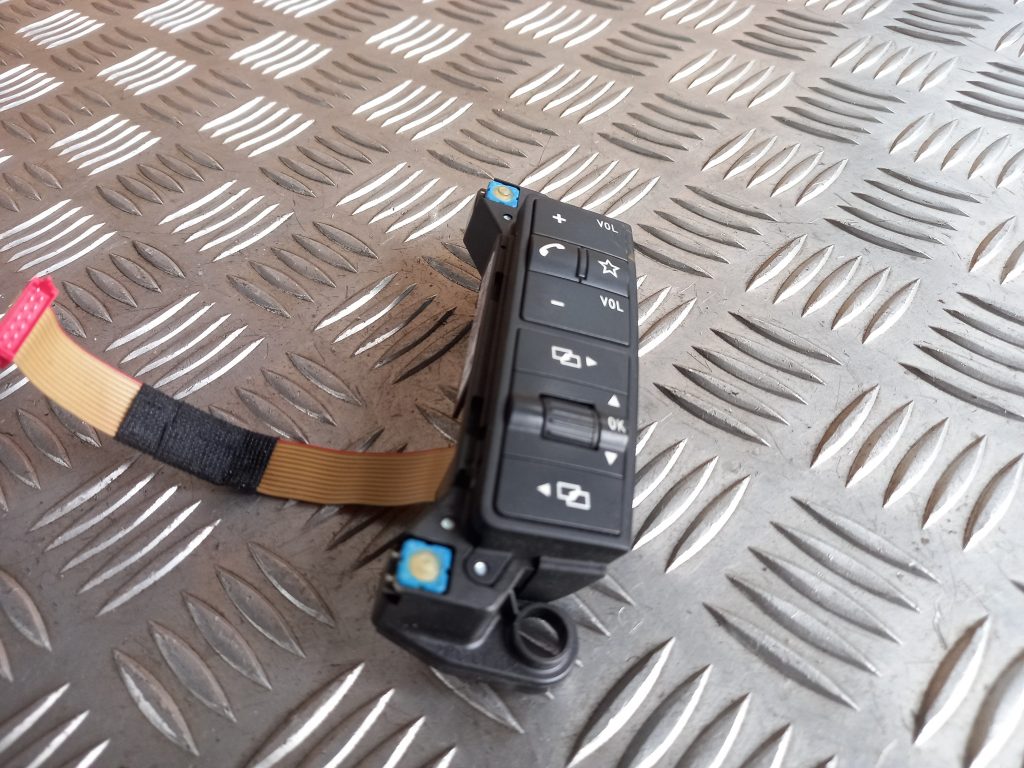 Stūres poga priekš VW TOUAREG 2007 1 Stūres poga priekš VW TOUAREG 2007